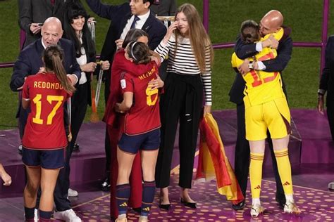 Spain soccer head wont resign for kissing player at。